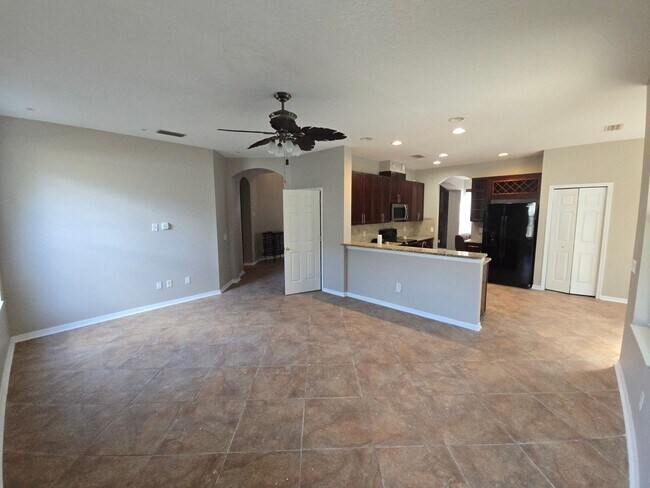 Building Photo - Newly Renovated 4/3 w/pool