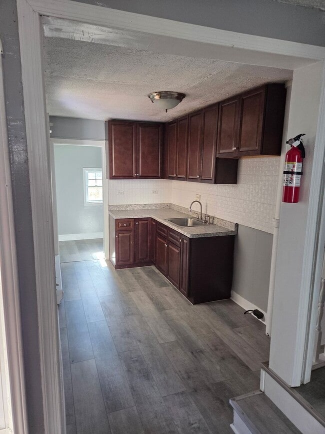 Building Photo - 3 Bedroom 1 Bath Home Available for Rent