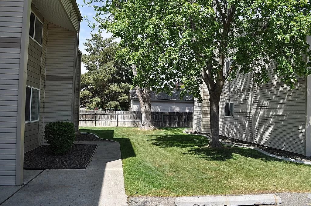 Building Photo - 825 S Cole Rd