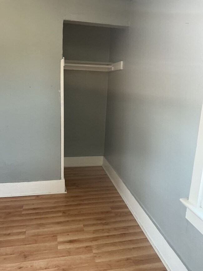 Building Photo - 3 Bedroom / 1 Bathroom House in Peoria