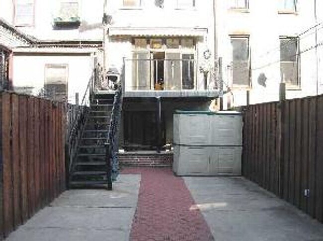 Building Photo - 556 Washington Ave