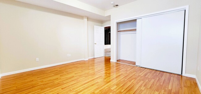 Building Photo - SUPER SPACIOUS, 3 LEVELS, 3 BONUS Rooms-SI...