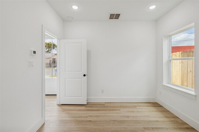 Building Photo - 113 Milby St