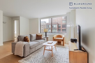 Building Photo - 255 W 94th St