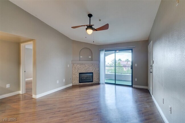 Building Photo - 950 Seven Hills Dr