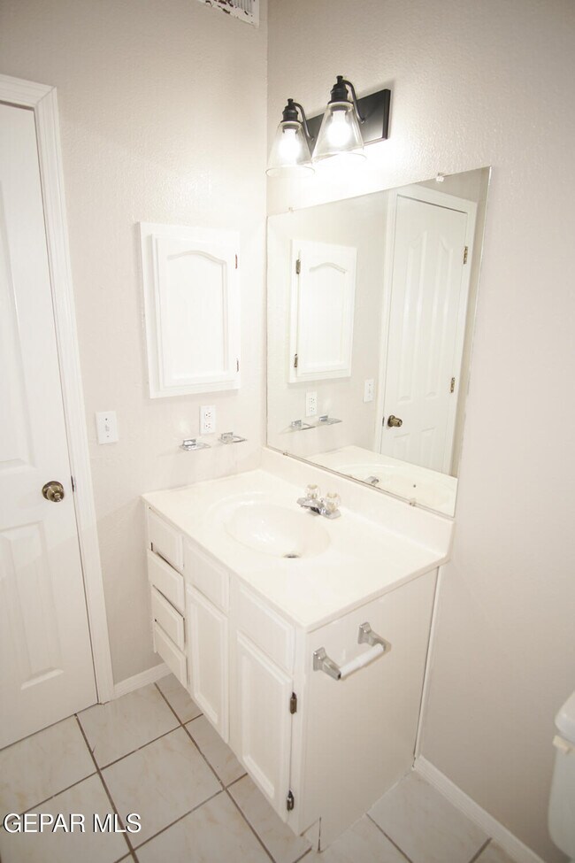 Building Photo - 2151 Sun Manor Dr