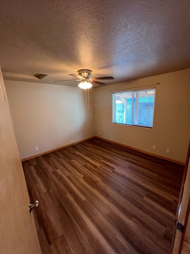 Building Photo - 2-bedroom 1-bathrroom Duplex