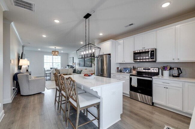 Building Photo - Townhome For Lease