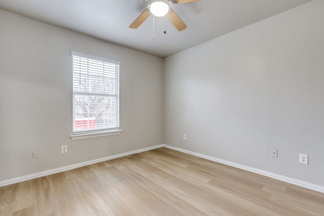 Building Photo - Southeast Dallas 3-Bed Home with New Featu...