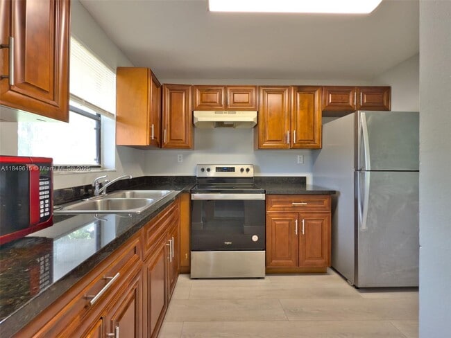 Primary Photo - 6001 Shaker Wood Cir