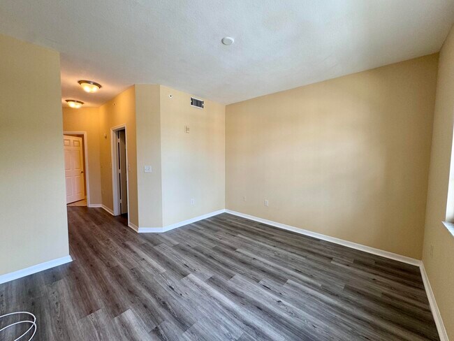 Building Photo - 15135 Michelangelo Blvd
