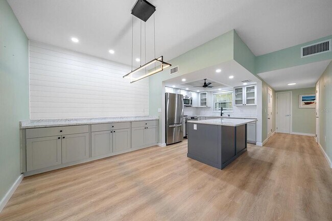Building Photo - 5865 Tidewood Ave