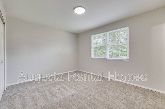 Building Photo - 2404 Southdale Dr