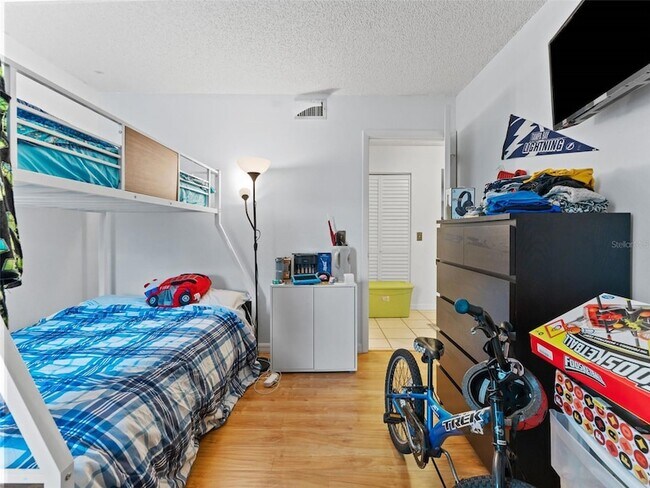 Building Photo - 4507 S Oak Dr