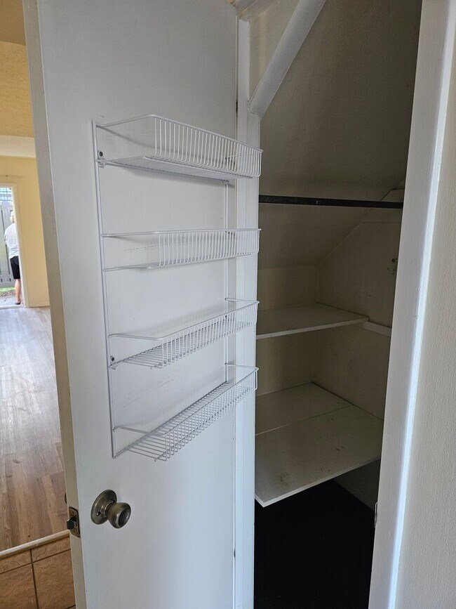 Building Photo - Townhome