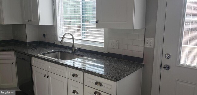 Building Photo - 1103 Morse St NE