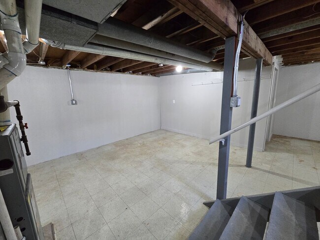 Building Photo - 3-4 bedroom ranch with attached garage, fe...