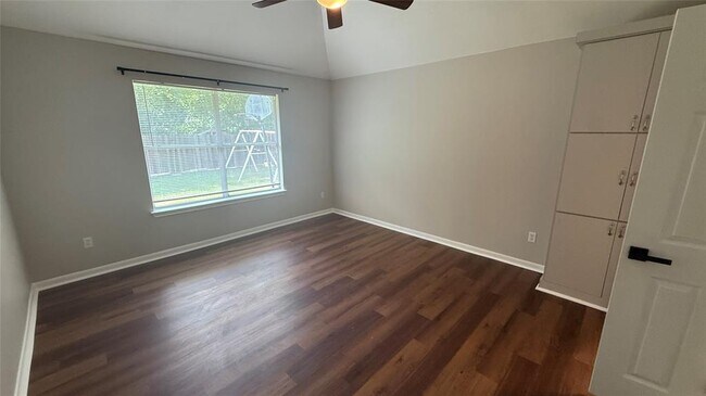 Building Photo - 605 Columbine Ave