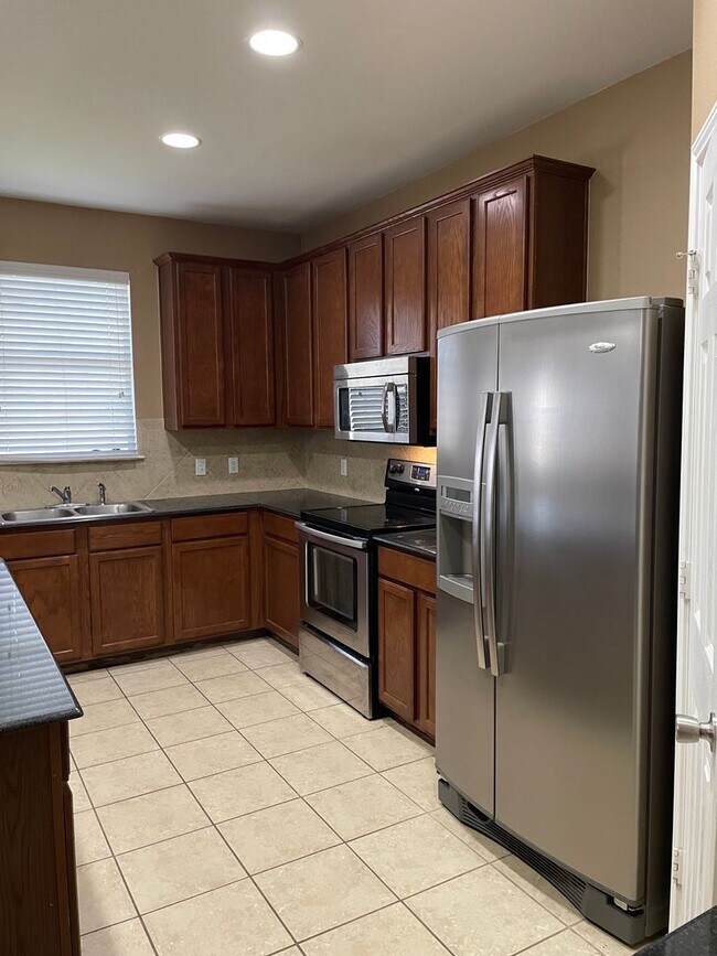 Building Photo - Available Now! Spacious & Well-Maintained ...
