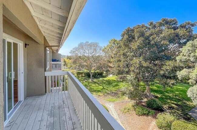 Building Photo - Remodeled 3 Bed 2 Bath Condo - Coastal Living at Its Finest