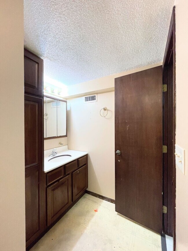 Building Photo - Cozy 3 bed 2 bath home with basement in Wichita