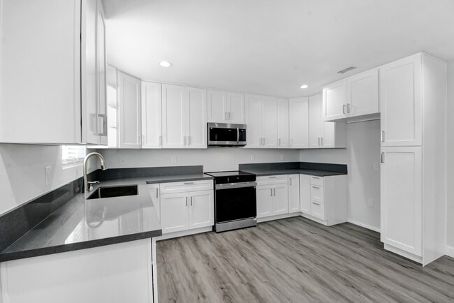 Building Photo - 6554 Kinlock Ave