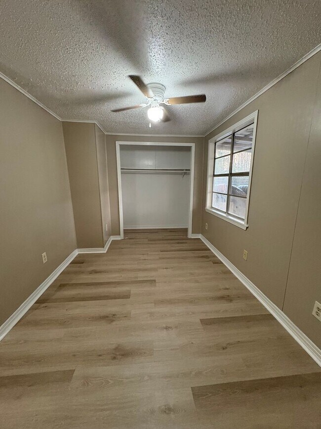 Building Photo - Amazing 4 bedroom/2 bath Home with Fireplace and Central Air & Heat!