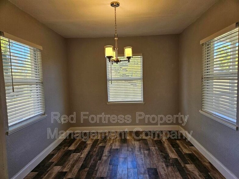 Building Photo - 433 South Dr