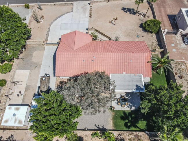 Building Photo - Spacious 2-Bedroom Home with Room to Roam ...