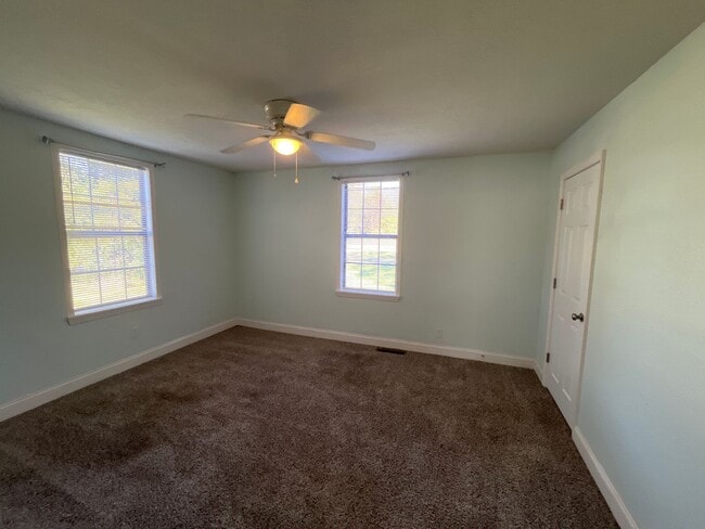 Building Photo - Charming, Spacious 3 bedroom 2 bath