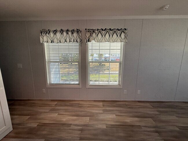 Building Photo - 6607 Lakewood Dr