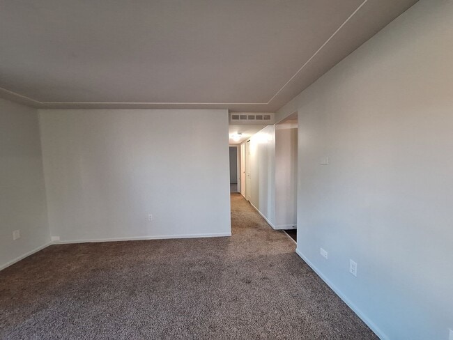 Building Photo - Charming Chesterfield Townhouse