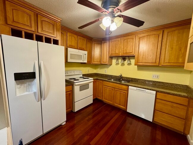 Building Photo - 100 Cove Way