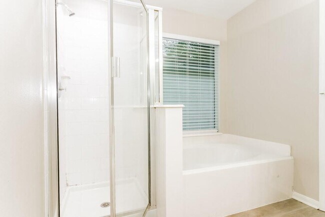 Building Photo - 17411 Hoover Gardens Dr