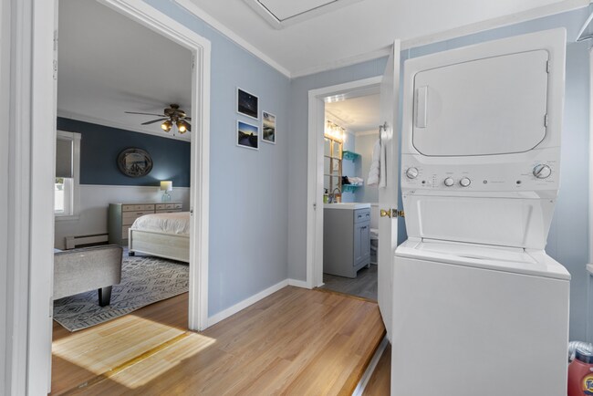 Building Photo - WINTER RENTAL Fully Furnished 2 Bedroom Co...