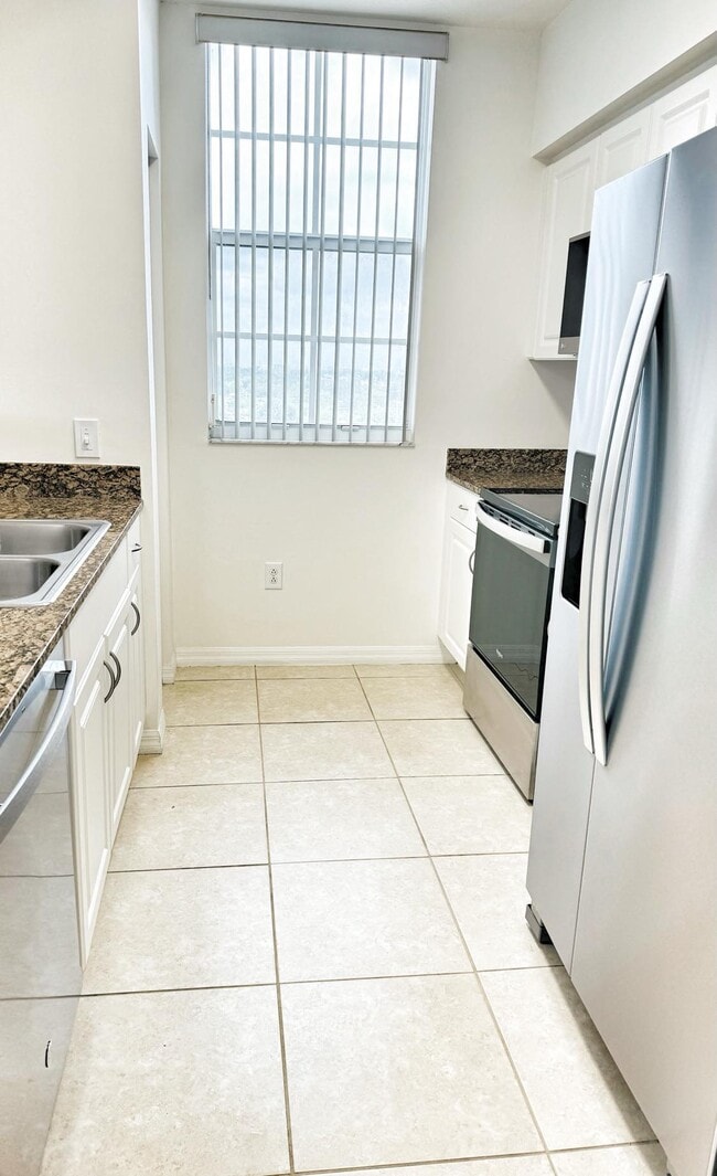 Kitchen - 215 SW 42nd Ave