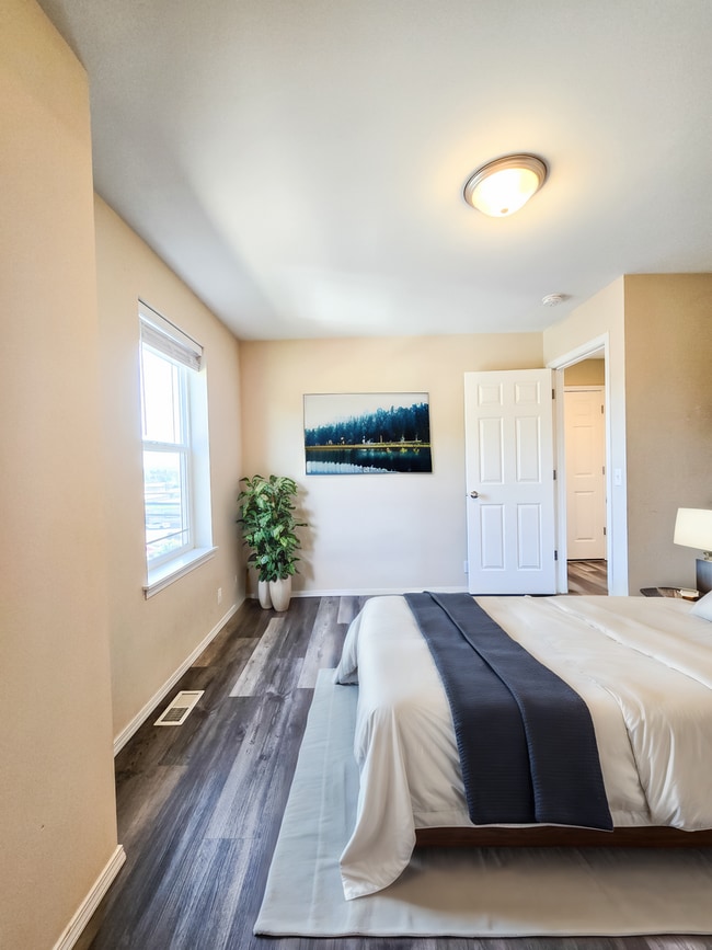Building Photo - Broadway Area 3Bd/3.5Ba Townhouse!