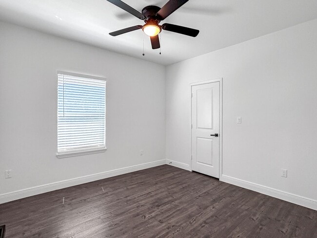 Building Photo - Newly Renovated 2-Bedroom Duplex Near Downtown!