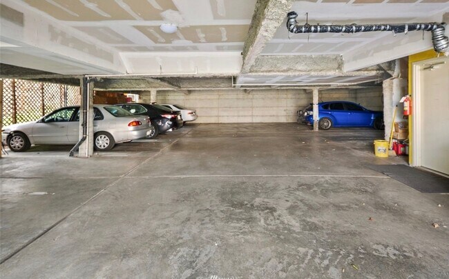 Building Photo - Updated, light flooded corner 1 bedroom 1 bath condo in Madison Valley