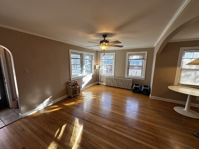 Building Photo - AVAILABLE NOW! "Charming 3-Bedroom Oasis with 2 Full Baths in the Sunset Neighborhood!"