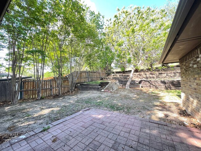 Building Photo - 3 Bedroom 2 Bath and 2 Car Garage