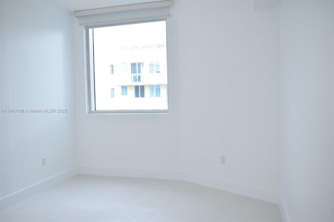 Building Photo - 3030 NE 188th St