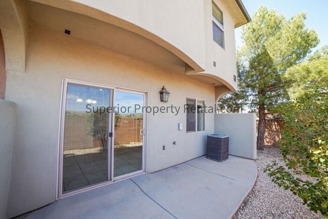 Building Photo - 3 bed, 2.5 bath townhouse with new paint and carpet