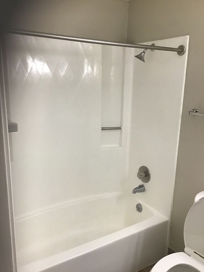 Building Photo - Comfortable 1 Bed Downtown