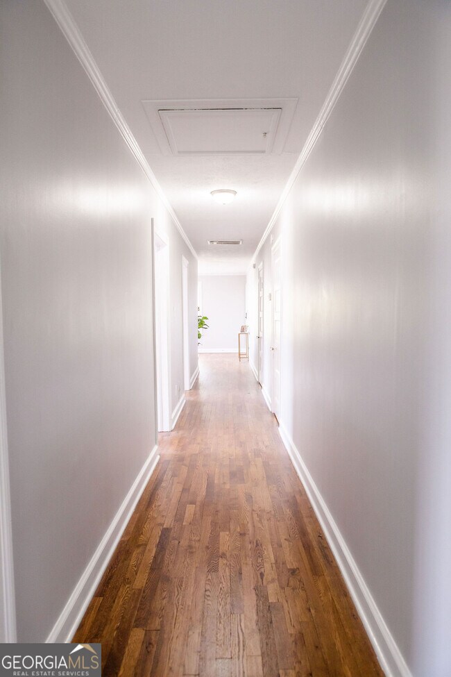 Building Photo - 111 E Screven St