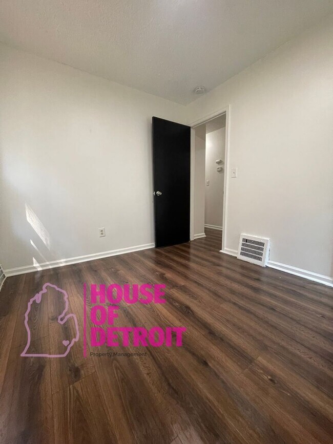 Building Photo - SUMMER SPECIAL~ 3 BEDROOM 1.5 BATH~ FREE P...