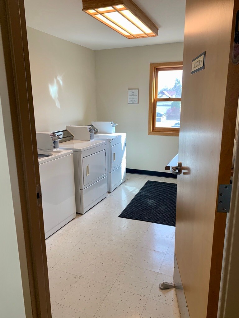 Building Photo - 2050 St Clair Ave