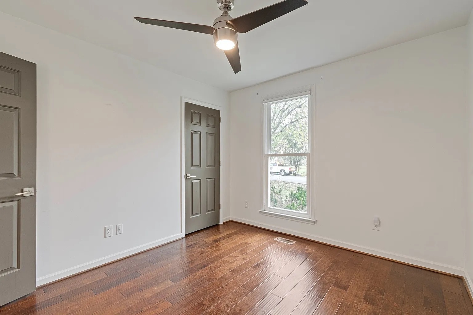 Building Photo - 723 Riverview Dr