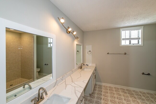 Building Photo - 3941 Kensington Dr