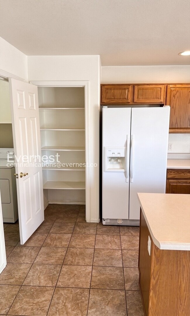Building Photo - 3 Bed, 2.5 Bath Home with Garage / Pet-Friendly / Vouchers Accepted / Available Now!